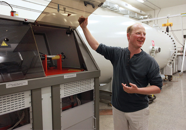 A researcher in RMTL explains the workings of the accelerator injector system