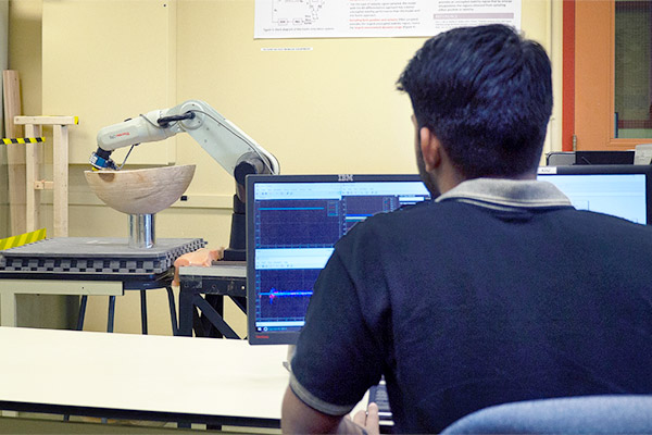 A robot sands a wooden bowl with high precision using an intelligent control system